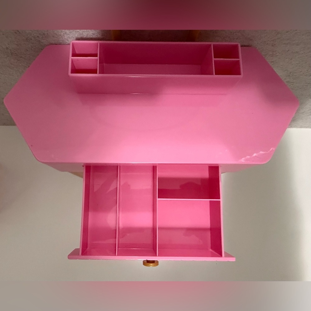 18โ OG Vanity Set Pink/Gold Table and Chair set (no accessories included) - Picture 8 of 14